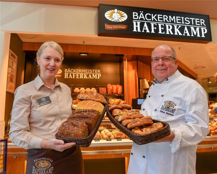 Bremerhaven: Bäckermeister Haferkamp eröffnet ersten Laden nach Umbau Bäckermeister Wilhelm Haferkamp und Verkaufsleiterin Petra Behrens im Kaufland-Supermarkt.