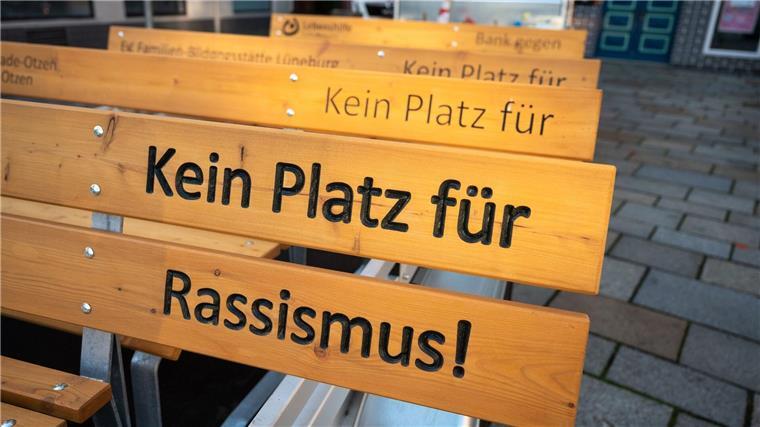 Bänke gegen Rassismus stehen auf einen Anhänger.