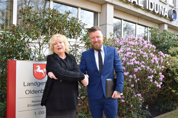 Einigung vor Gericht: Tossenser Nachbarschaftsstreit ist beendet Bärbel Brockmann und Marcin Modrzejewski reichten sich nach wochenlangem Streit nach der Verhandlung die Hände.