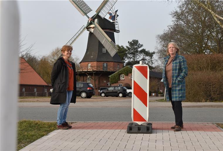 Seefelder Mühle: Außengelände wird erneuert Bärbel Logemann (links), die erste Vorsitzende des Kulturzentrums Seelfelder Mühle, blickt den bevorstehenden Baumaßnahmen am historischen Gebäude glücklich entgegen. Gemeinsam mit Cornelia Iber-Rebentisch, der Kulturmanagerin und zweiten Vorsitzenden des Kulturzentrums, hat sie seit 2017 viel Zeit in die Planung und die Finanzierung des Bauvorhabens gesteckt. Die beiden Vorsitzenden stehen auf dem von der Gemeinde finanzierten und bereits fertiggestellten Teil des neuen Parkplatzes auf der anderen Straßenseite. Foto: Teichmann