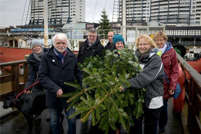 Weihnachtsbäume für die Museumsflotte in Bremerhaven Bäume für die Flotte (von links): Stefanie Bressel (Kanzlei im Zentrum), Hans-Joachim Möller (Möller Marine Survey), Fredi Ruge (Großmarkt), Steffen Heumann (Pier 6), Diana Rohrbach (Natur Pur Genuss Reisen), Eva Erkenberg (Bremerhavens Segelmacher) und Bettina Summa (Bettina Summa Steuerberatung) haben gespendet.