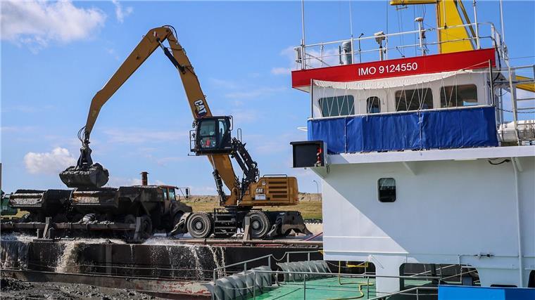 LNG-Terminal: Tschechien sichert sich Kapazitäten in Stade Bagger entladen am Kleilager nahe der Baustelle des LNG Terminals an der Elbe in Stade Klei ein Transportschiff.