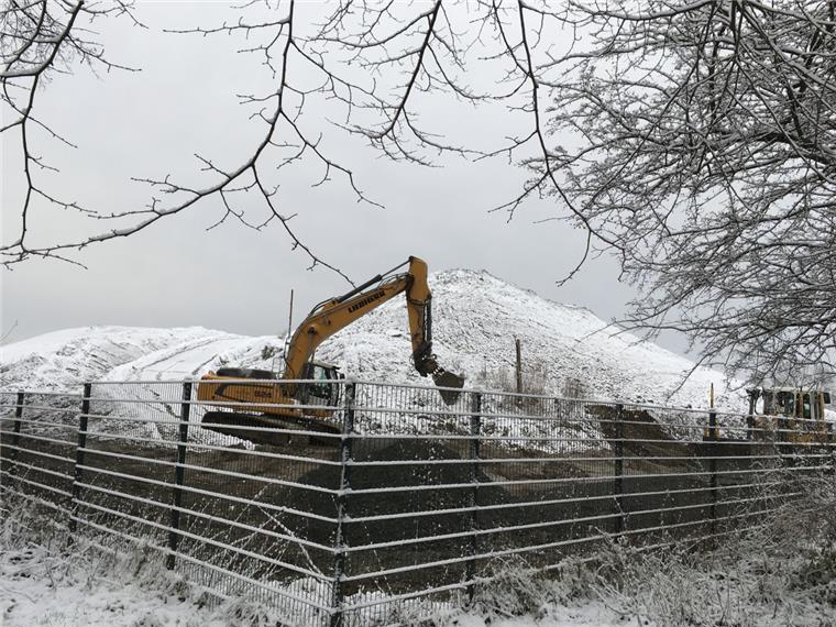 2019 soll er fertig sein: Erster Bremerhavener "Berg" wird 25 Meter hoch Bagger schaufeln unablässig ausgebuddelte Erde von der Tunnelbaustelle zum ersten Bremerhavener Aussichtsberg in Leherheide.