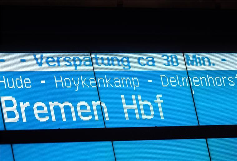 Regionalzüge im Raum Bremen kommen immer häufiger zu spät Im Oldenburger Hauptbahnhof wird auf einem Anzeigebildschirm der Deutschen Bahn die Zugfahrt nach Bremen mit einer Verspätung von circa 30 Minuten angezeigt.