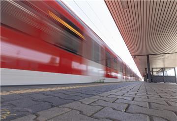 Ein Zug fährt auf der Strecke der Hochrheinbahn zwischen Basel und Erzingen.