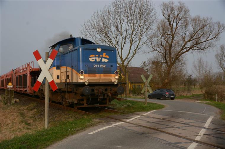 Bahnlärm in Wurster Nordseeküste: Schützenhilfe aus Hannover Bahnlärm bringt die Bürger in Wurster Nordseeküste, hier in Mulsum, um den Schlaf und strapaziert ihre Nerven.