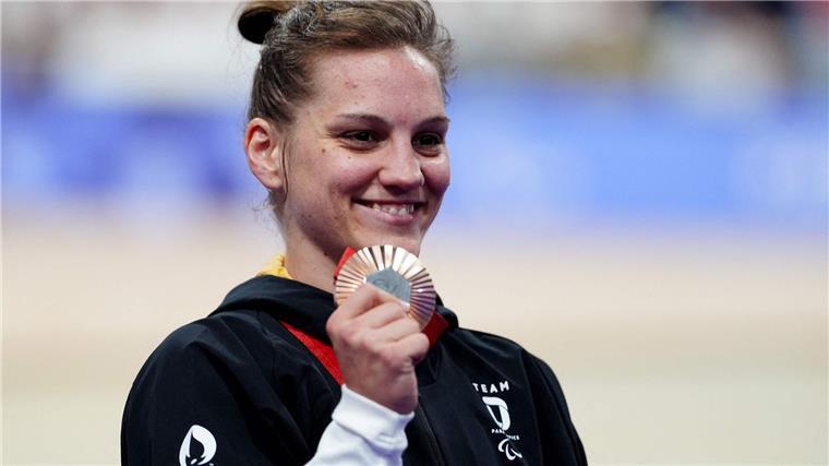 Trotz Silber: Enttäuschung an der Platte - Schäfer Vierter Bahnrad-Fahrerin Maike Hausberger freut sich über Paralympics-Bronze.