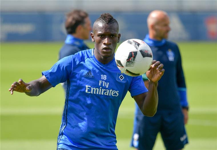 Jatta lebt seinen Traum: Vom Flüchtling zum Fußball-Profi Bakery Jatta hofft beim HSV auf den Durchbruch als Fußball-Profi. Foto Heimken/dpa