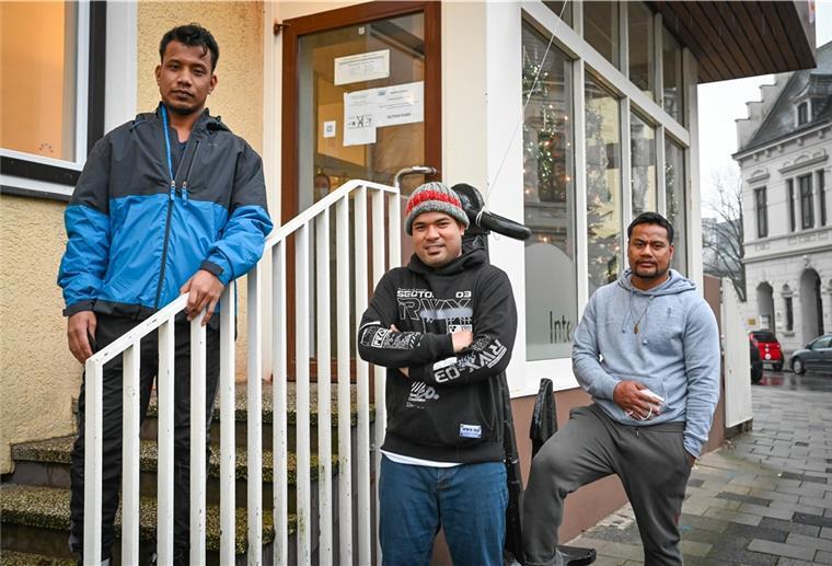 Nach einem halben Jahr: Seeleute dürfen endlich nach Hause Bald ein halbes Jahr saßen sie und zwei weitere Landsleute im Seemannshotel fest (von links): Abemwa Abetenoko, Ioteba Moantaake und Aroito Teitikai reisen nun ans andere ende der Welt. Foto Scheschonka
