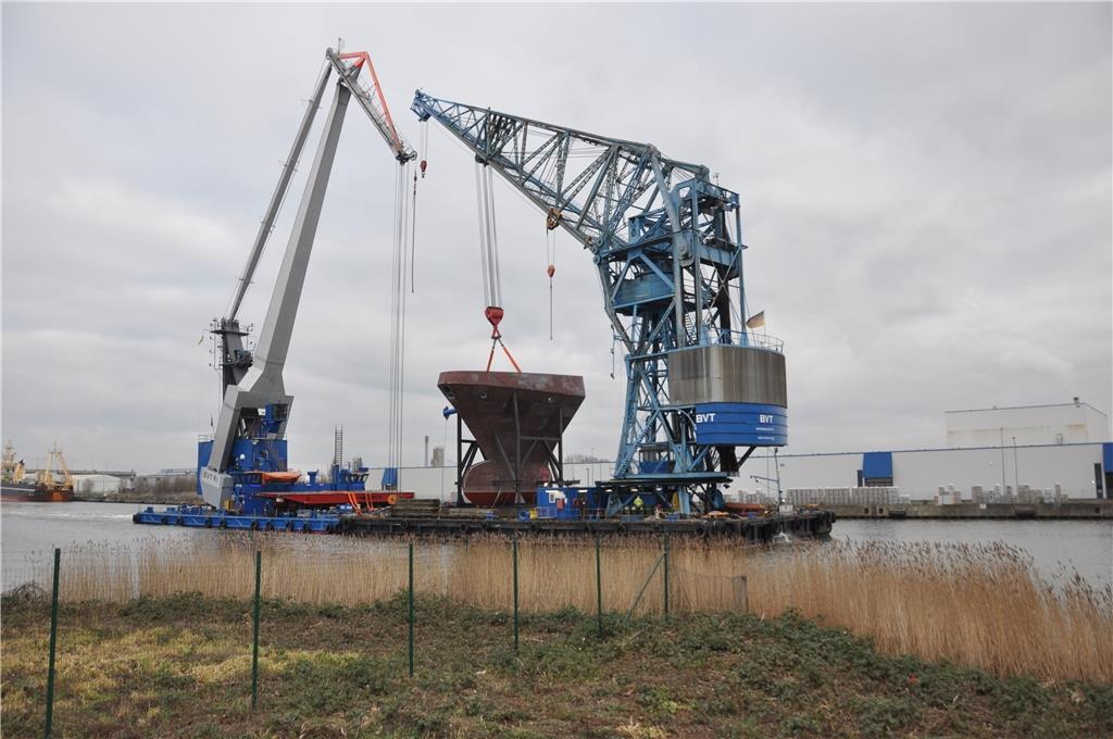 Bald ist es geschafft: Bis zur ehemaligen Weserwindhalle Im Labradorhafen sind e...