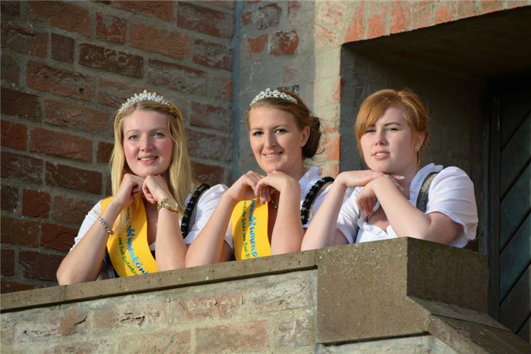 Lisa Haack wird neue Sonnenblumenkönigin Bald ist es soweit: Sonnenblumenkönigin Anna Gukenheimer (links) wird ihre Krone an Prinzessin Lisa Haack weiterreichen.