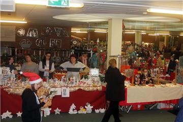 Bald ist Weihnachten: Beim Weihnachtsmarkt im Luisenhof gab es Geschenkideen, Le...