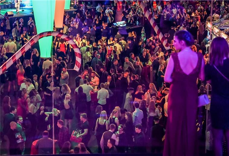 Bremerhaven: Das muss man zum „Weihnachtszauber“ wissen Menschen in der Stadthalle beim Weihnachtszauber