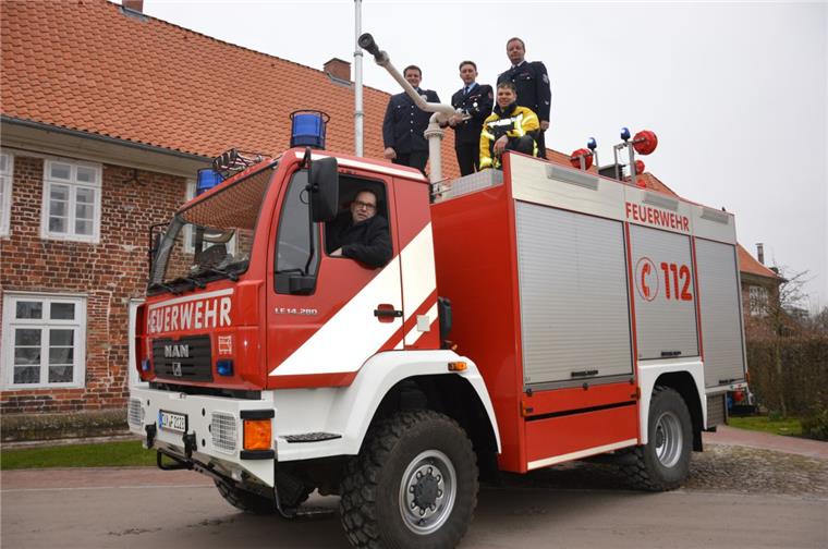 Feuerwehr Neuenwalde: Das erste "neue" Fahrzeug ist da Bald kann es wieder losgehen: Das erste "neue" Fahrzeug der Feuerwehr Neuenwalde ist eingetroffen. Geestlands Bürgermeister Thorsten Krüger hat sich schon mal hinters Steuer gesetzt. Foto Schoener