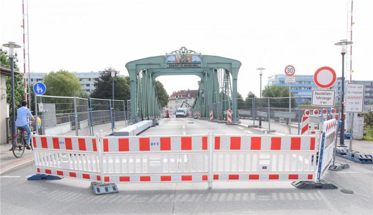 Aufatmen in Bremerhaven: Alte Geestebrücke bald wieder frei Bald kommen die Baustellenzäune und Schilder weg. Die Alte Geestebrücke in Bremerhaven wird wieder frei für den rollenden Verkehr.
