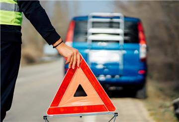 Ein Warndreieck steht auf der Straße. In Spanien steht die Warnsystem vor dem Aus. Hier wird ab 2026 moderne Blinkleuchten als Alternative geben. 