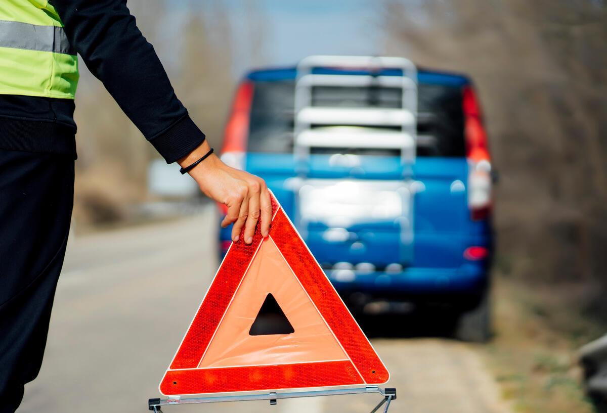 Warndreieck wird 2026 abgeschafft! Neue Regel gilt bald Ein Warndreieck steht auf der Straße. In Spanien steht die Warnsystem vor dem Aus. Hier wird ab 2026 moderne Blinkleuchten als Alternative geben.