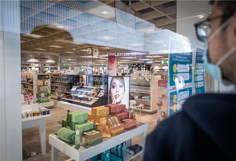 Karstadt-Aus: Mehr Mitarbeiter betroffen als befürchtet Bald werden die Schaufenster der Karstadt-Filiale leer sein.