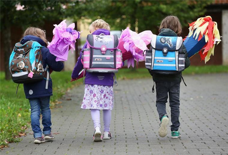 Tipps für die perfekte Schultüte: Nachhaltig, sinnvoll und lecker! Die Erstklässler Josefine, Lena und David (l-r) sind mit ihren Schultüten auf dem Weg zur Einschulung in die 1. Klasse der Josef-Christian-Gemeinschaftsschule.