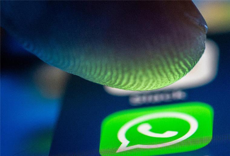 Änderung geplant: Diese Funktion wird es bei Whatsapp nur noch begrenzt geben Ein Finger berührt einen Handybildschirm