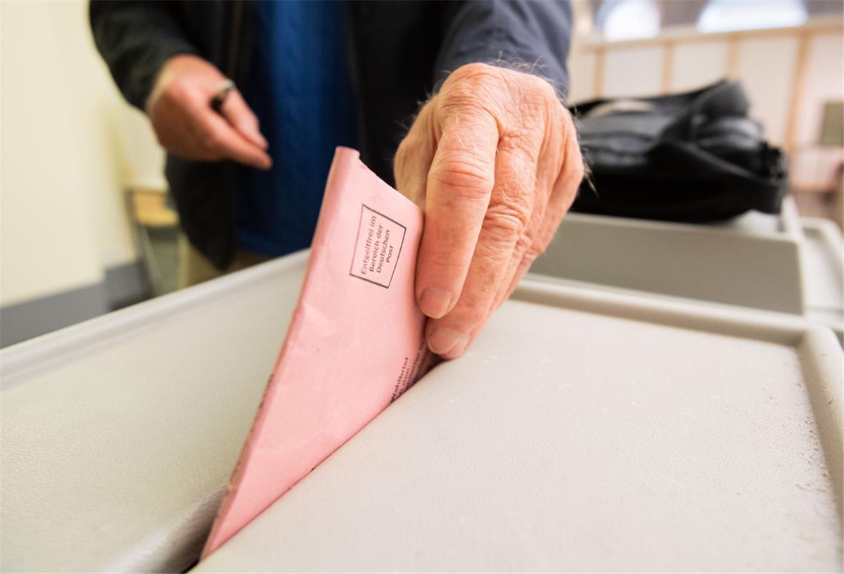 Landtagswahl in Niedersachsen: Das ist der Stimmungs-Trend der Wähler Ein Mann wirft seinen Stimmzettel für die Bundestagswahl in eine Urne im Neuen Rathaus.