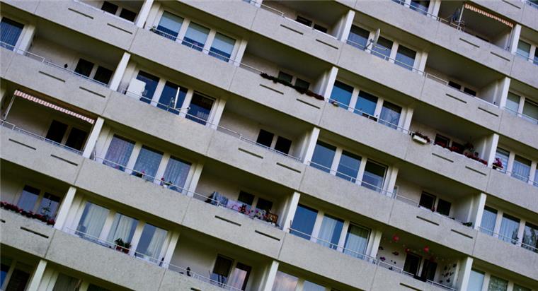 Weniger Sozialwohnungen in Bremen und Bremerhaven Balkone sind an der Fassade eines Wohnblocks zu sehen. Die Zahl der Sozialwohnungen sinkt weiter.