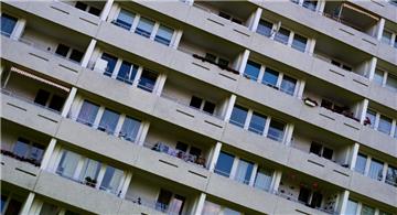 Balkone sind an der Fassade eines Wohnblocks zu sehen. Die Zahl der Sozialwohnungen sinkt weiter. 