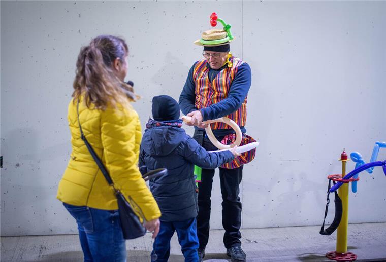 Ein Spaziergang durch den Hafentunnel: Die schönsten Bilder von der Eröffnung Ballonkünstler Carsten Rugmann sorgte für Unterhaltung.