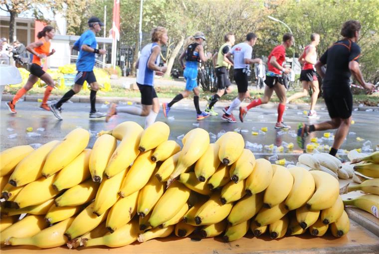 Bananen halten nicht nur Marathonläufer auf Trab, sondern auch das Hafentreiben in der Seestadt.