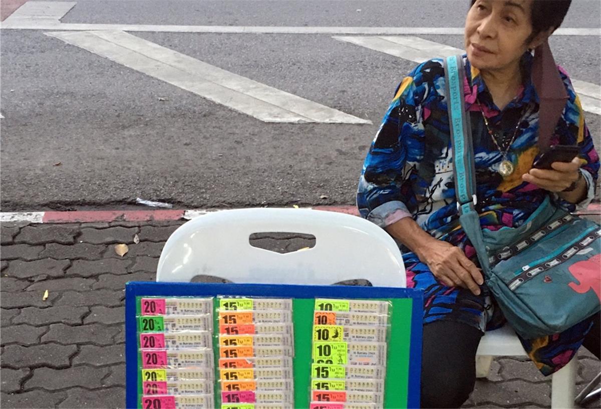 Thailand: Die Tarantel verhilft zum Lottogewinn Bangkok: Eine Frau verkauft Lotterielose am Straßenrand.