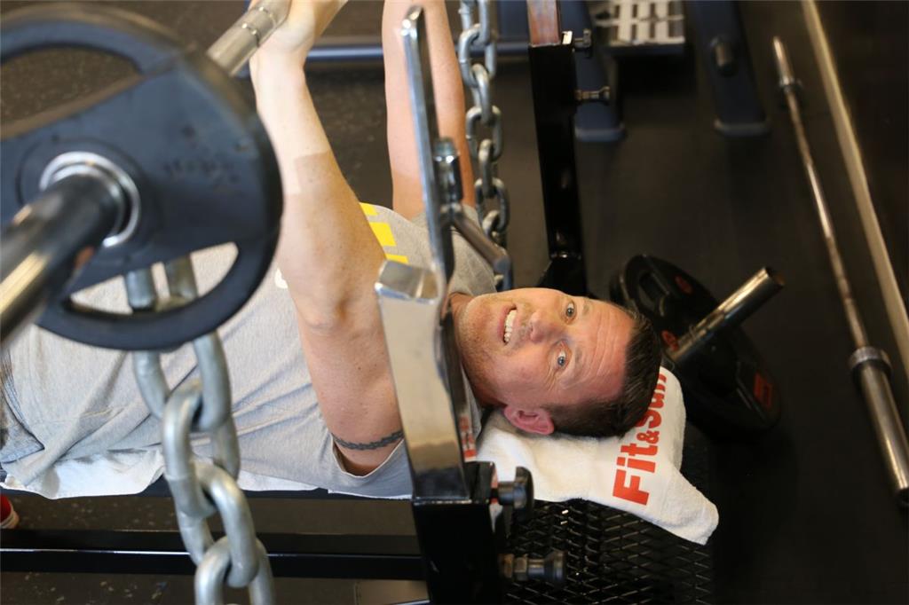 Bankdrücker – das möchte Fitness-Trainer Andreas Dullweber aus Hagen nur im Fitnessstudio sein. Denn im Fußball ist ein Bankdrücker ein Spieler, der dauerhaft vom Trainer nicht eingesetzt wird. „Da fällt mir gleich Mario Götze ein“, sagt Dullweber. Götze, der trotz seines großen Talents oft auf der Bank saß, vor allem in seiner Zeit unter Trainer Pep Guardiola bei Bayern München. „Im WM-Finale 2014 in Rio wurde Götze erst in der 88. Minute von der Bank gebracht“, erinnert sich der Hagener. Dullweber selbst nahm in seiner aktiven Zeit als Fußballer höchst selten auf der Bank Platz. „Dafür bin ich viel zu ehrgeizig.“ In der Jugend schaffte der Stürmer es bis in die Kreis- und Bezirksauswahl. Dann stoppte ihn als 18-Jähriger eine Verletzung. Heute zeigt er Sportlern, wie Bankdrücken auf der Flachbank richtig geht. „Eine simple Übung, bei der man aber viele Fehler machen kann.“ (jg)