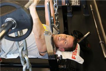 Bankdrücker – das möchte Fitness-Trainer Andreas Dullweber aus Hagen nur im Fitnessstudio sein. Denn im Fußball ist ein Bankdrücker ein Spieler, der dauerhaft vom Trainer nicht eingesetzt wird. „Da fällt mir gleich Mario Götze ein“, sagt Dullweber. Götze, der trotz seines großen Talents oft auf der Bank saß, vor allem in seiner Zeit unter Trainer Pep Guardiola bei Bayern München. „Im WM-Finale 2014 in Rio wurde Götze erst in der 88. Minute von der Bank gebracht“, erinnert sich der Hagener. Dullweber selbst nahm in seiner aktiven Zeit als Fußballer höchst selten auf der Bank Platz. „Dafür bin ich viel zu ehrgeizig.“ In der Jugend schaffte der Stürmer es bis in die Kreis- und Bezirksauswahl. Dann stoppte ihn als 18-Jähriger eine Verletzung. Heute zeigt er Sportlern, wie Bankdrücken auf der Flachbank richtig geht. „Eine simple Übung, bei der man aber viele Fehler machen kann.“ (jg)