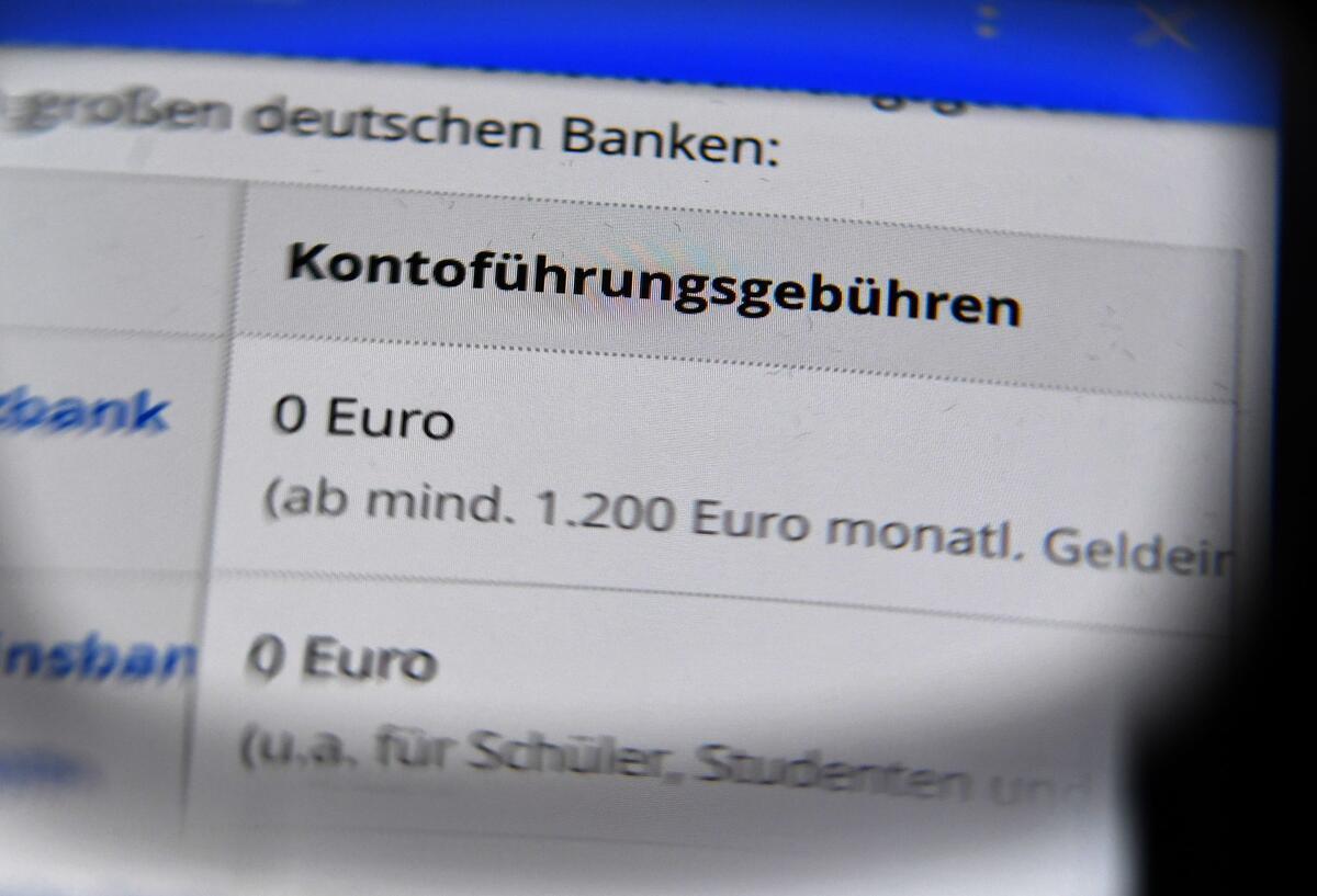 Kontoführungsgebühren verschiedener Banken werden auf einem Handydisplay angezeigt.
