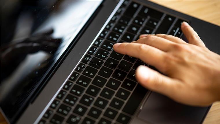 Studie: Digitalisierung kommt nur noch langsam voran Bankgeschäfte am heimischen Laptop gehören zu den wenigen Gewinnern der Corona-Pandemie. (Archivfoto)