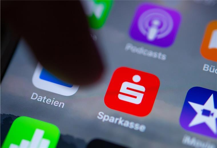 Besuch in Bankfiliale kann ins Geld gehen Bankgeschäfte online sogar vom Smartphone aus - das gefällt vielen Kundinnen und Kunden. Doch es geht auch ohne Online-Unterstützung. Das ist unter Umständen teurer.