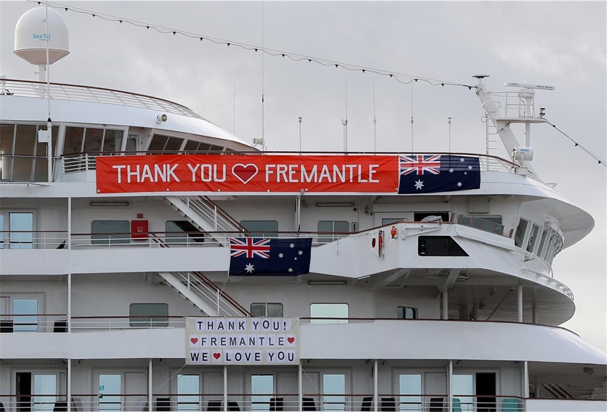 „Artania“ ankert noch vor Australien Banners hängen von der „Artania“, nachdem sie am Samstag, 28. März, in Fremantle, Australien, anlegen durfte. Wann sie wieder nach Bremerhaven kommt, ist derzeit unklar.