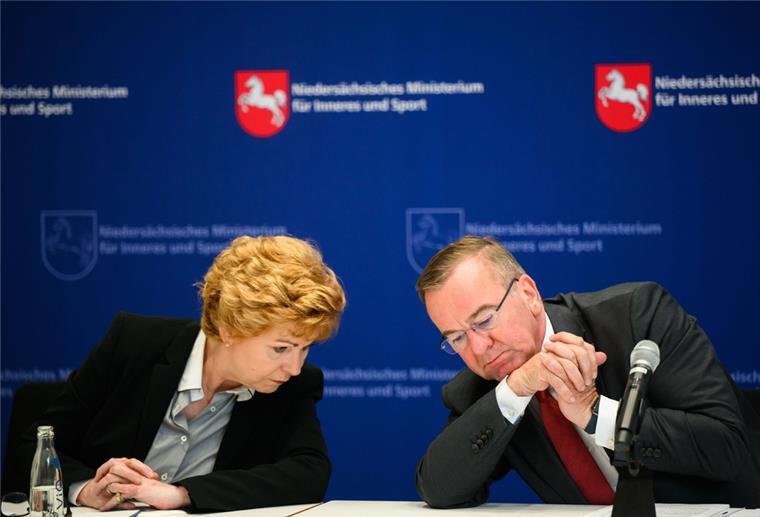 Mehr Clan-Kriminalität in Niedersachsen - „Polizei nicht machtlos“ Barbara Havliza (CDU), Justizministerin Niedersachsen, und Boris Pistorius (SPD), Innenminister Niedersachsen, sitzen bei einer Pressekonferenz zum Lagebild Clankriminalität 2021 in Niedersachsen im Innnenministerium.