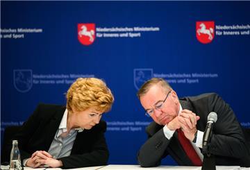 Barbara Havliza (CDU), Justizministerin Niedersachsen, und Boris Pistorius (SPD), Innenminister Niedersachsen, sitzen bei einer Pressekonferenz zum Lagebild Clankriminalität 2021 in Niedersachsen im Innnenministerium.