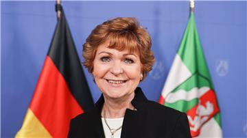 Barbara Havliza (CDU), steht in der Staatskanzlei vor Fahnen.