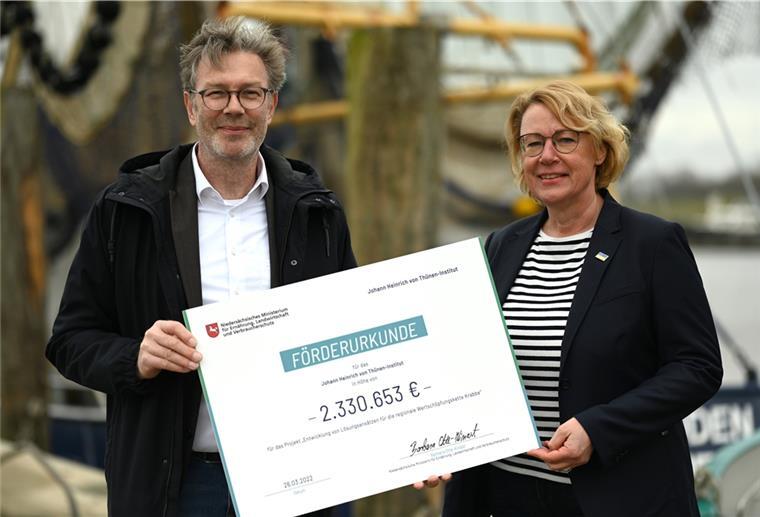 Bremerhavener Forscher unterstützen norddeutsche Krabbenfischer Barbara Otte-Kinast (CDU), Niedersachsens Landwirtschaftsministerin, und Gerd Kraus, Leiter des Bremerhavener Thünen-Instituts für Seefischerei, zeigen im Hafen von Greetsiel die Förderurkunde über rund 2,3 Millionen Euro. Mit einem Forschungsprojekt sollen Chancen für eine stärkere regionale Wertschöpfung der Krabbenfischerei in Norddeutschland ausgelotet werden.