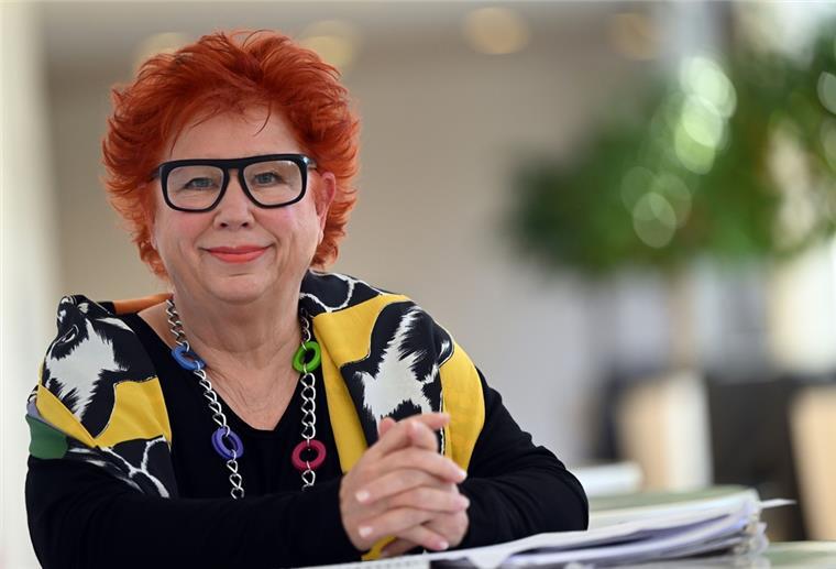 Nun richtig retro: Neuer alter Sendeplatz für Barbara Salesch Barbara Salesch, Fernsehrichterin, schaut in die Kamera.