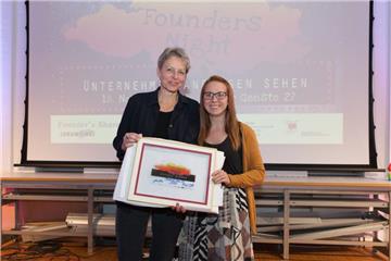 Barbara Schieferstein, bei der Wirtschaftsförderung Bremerhaven zuständig für Existenzgründungen, überreicht Janina Freistedt die Gewinnerurkunde.