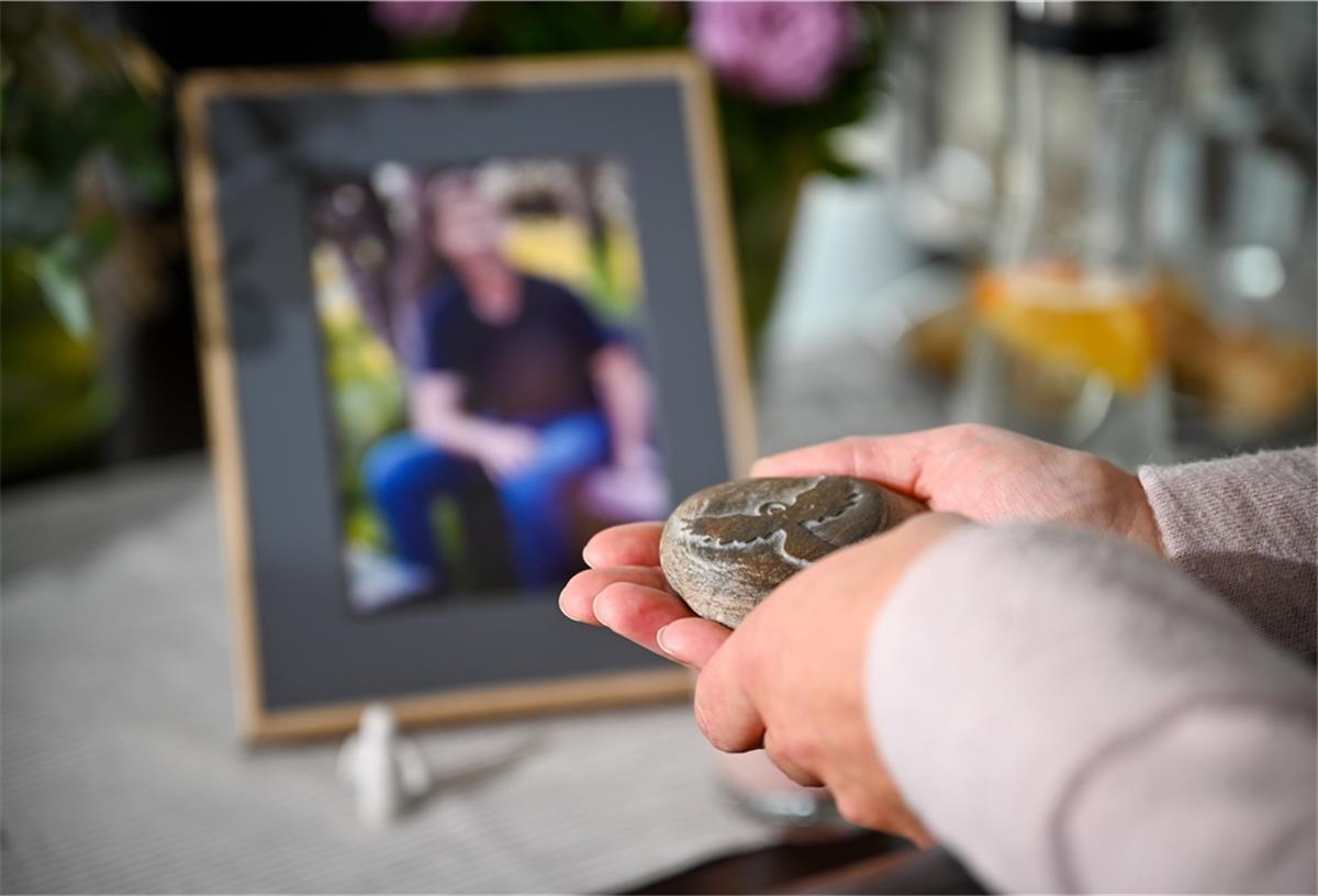 „Hospiz heißt für mich Lebensbegleitung“ Barbara Schmidt (Name geändert) hält einen gravierten Stein in den Händen. Er gibt ihr Kraft, während sie über die Krebserkrankung ihres verstorbenen Mannes spricht.