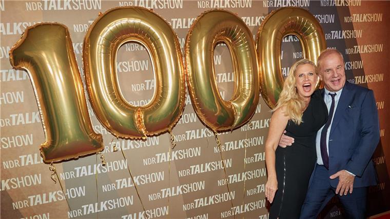 Barbara Schöneberger und Hubertus Meyer-Burckhardt feierten die 1000. Sendung der „NDR Talk Show“.
