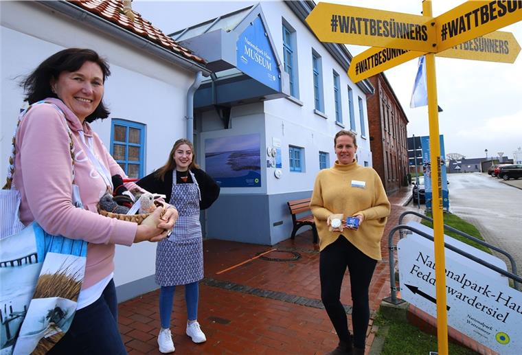 Fedderwardersiel: Regionale Produkte kommen an Barbara Trott (von links) beschafft die Produkte für den Shop. Jenni Lambertz präsentiert eine im Shop angebotene Schürze und Leiterin Friederike Ehn zeigt einen Neuzugang: Seife mit Schlick.