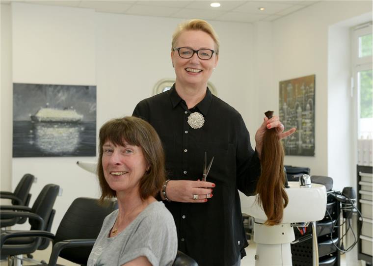 Haarspende: Schnipp, schnapp für einen guten Zweck Barbara von Lachner hat sich für einen guten Zweck von ihrer Haarpracht getrennt: Aus dem Zopf, den ihr Friseurmeisterin Sabine Schwarz abgeschnitten hat, wird eine Echthaar-Perücke für einen an Krebs erkrankten Menschen.