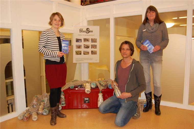 Jeder kann die Meere schützen: Ausstellung und Aktionen in Brake Barbara Voß, Klimaschutzmangerin des Landkeises, Referent Lars Gutow und Sonja Eckel (von links) von der Kreisvolkshochschule wünschen sich, dass sich viele Menschen die kleine, aber informative Austellung im Kobi anschauen.