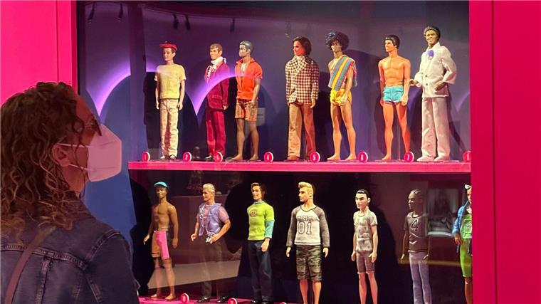 Pink ist mehr als eine Farbe: 65 Jahre Barbie-Hype Barbies treuer Begleiter Ken kommt nur am Rande vor.