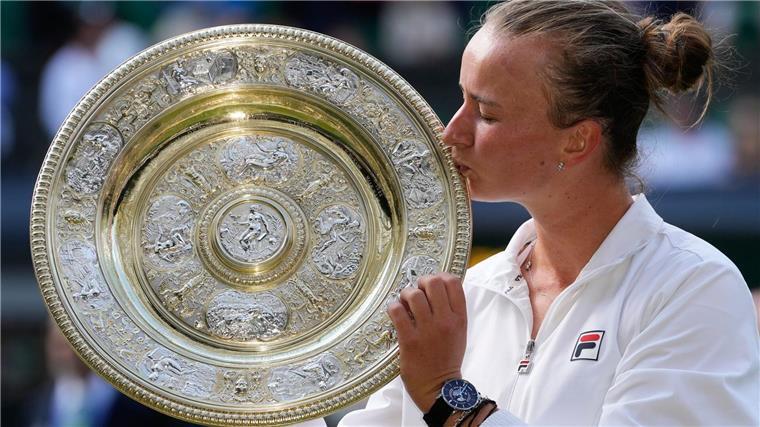 „Der beste Tag meines Lebens“ - Krejcikova gewinnt Wimbledon Barbora Krejcikova küsste ihre Trophäe nach dem Sieg im Finale.