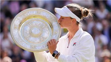 Barbora Krejcikova will ihre Wimbledon-Trophäe gar nicht mehr loslassen.